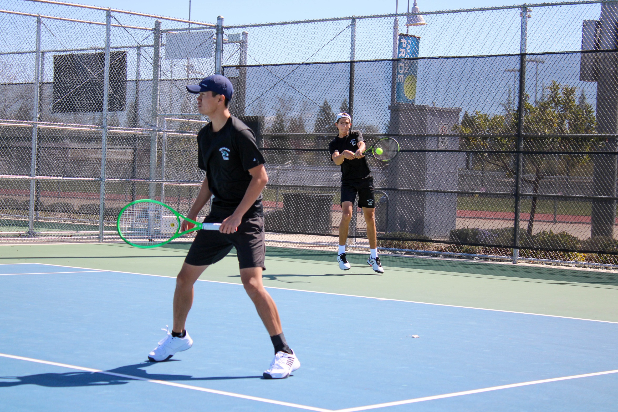 Men's Tennis Picks up Win on the Road
